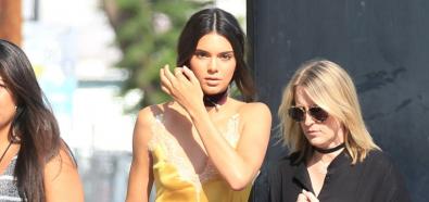 Kendall Jenner w złotym topie i czarnej spódniczce