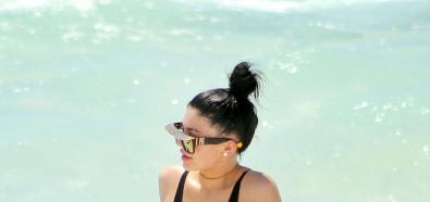 Kylie Jenner w czarnym stroju kąpielowym 