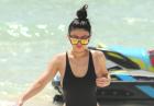 Kylie Jenner w czarnym stroju kąpielowym 