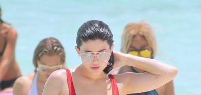 Kylie Jenner w czerwonym stroju kąpielowym