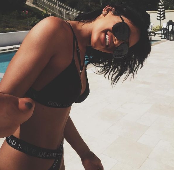Kylie Jenner pokazuje ciało w kostiumie kąpielowym