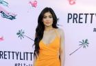 Kylie Jenner w seksownej pomaraczńowej sukience