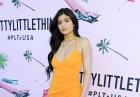 Kylie Jenner w seksownej pomaraczńowej sukience