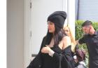Kylie Jenner w czarnej czapce i sukience