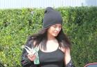 Kylie Jenner w czarnej czapce i sukience