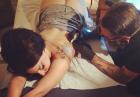 Lady Gaga tatuuje się i odsłania pupę 