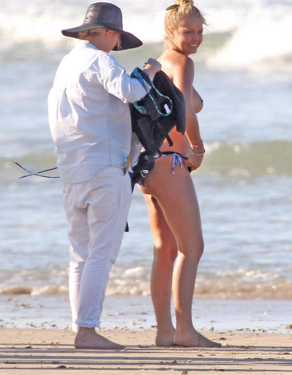 Lara Bingle - nagie piersi seksownej modelki w sesji w bikini