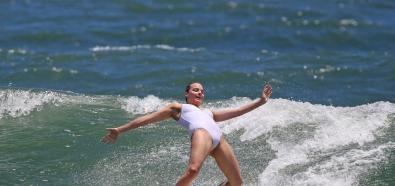 Margot Robbie uczy sie surfować