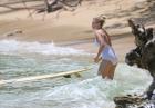 Margot Robbie uczy sie surfować