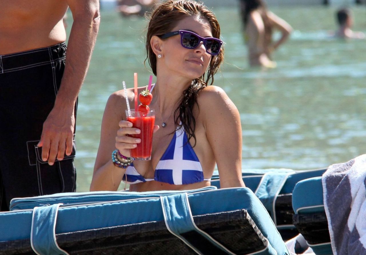 Maria Menounos - kusząca aktorka w bikini na plaży w Grecji