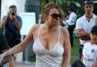 Mariah Carey w białej sukni z dużym dekoltem