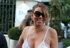 Mariah Carey w białej sukni z dużym dekoltem