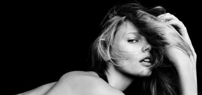 Marloes Horst - seksowna modelka topless w Oyster