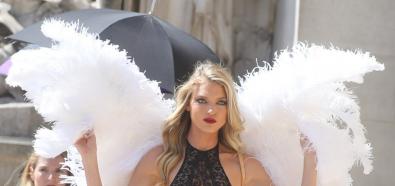 Martha Hunt w skrzydłach aniołka marki Victoria`s Secret