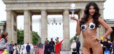 Micaela Schaefer nago w bodypaintingu z okazji Euro 2012