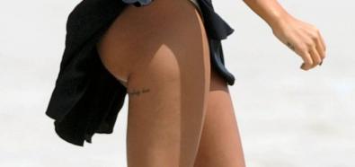 Nabilla Benattia - francuska modelka i celebrytka w bikini w Los Angeles