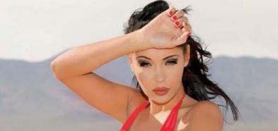 Nabilla Benattia - seksowna celebrytka w bikini w FHM