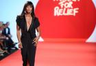 Naomi Campbell na wybiegu w czasie pokazu Fashion For Relief Japan w Cannes