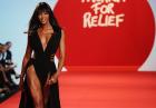 Naomi Campbell na wybiegu w czasie pokazu Fashion For Relief Japan w Cannes