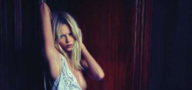 Natasha Poly - modelka pozuje topless w Vogue