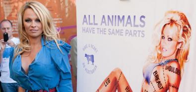 Pamela Anderson reklamuje organizację PETA w Londynie