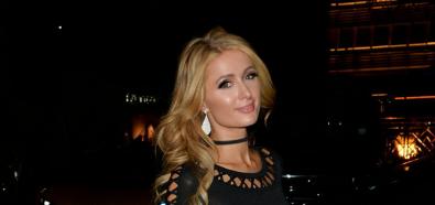 Paris Hilton w czerni bez stanika w Londynie