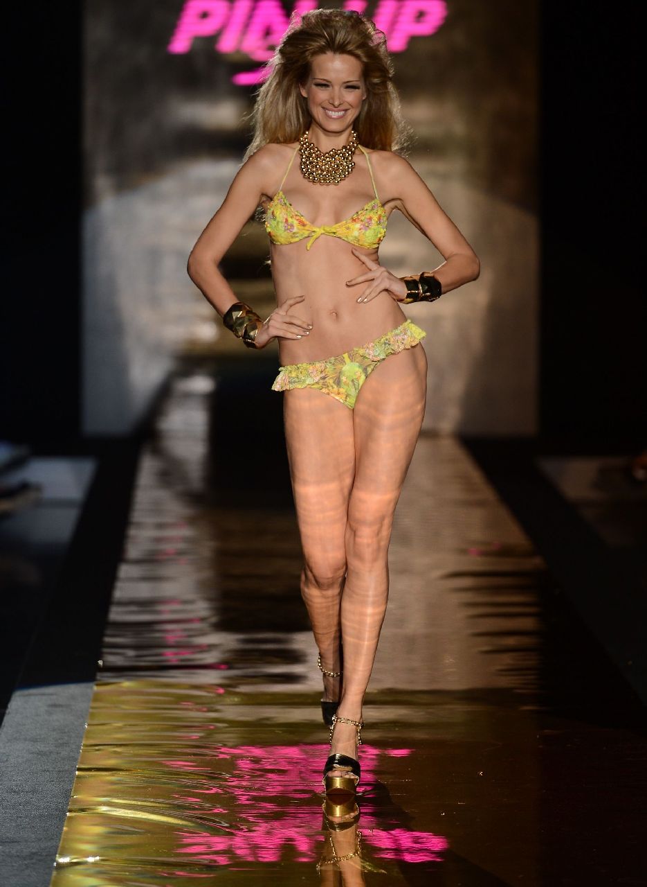 Petra Nemcova - seksowna modelka na Milan Womens Fashion Week