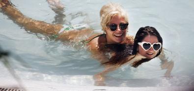 Pixie Lott na basenie z koleżanką
