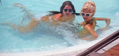 Pixie Lott na basenie z koleżanką