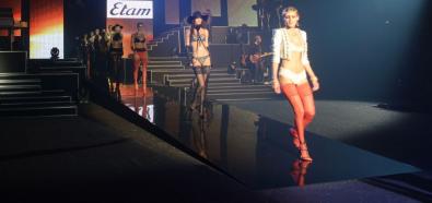 Piękne modelki w seksownej bieliźnie Etam na pokazie podczas Paris Fashion Week