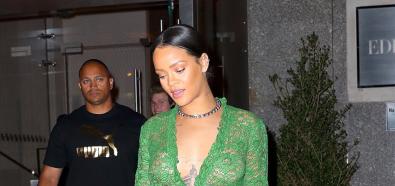 Rihanna prawie naga na rodzinnej kolacji