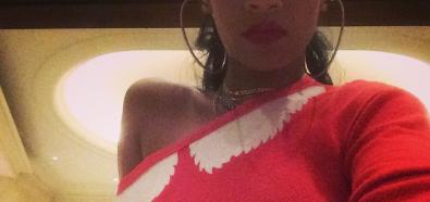 Rihanna - Święta w czerwonym bikini