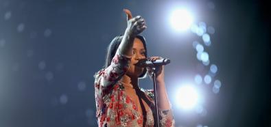 Rihanna w kwiecistej sukni na koncercie MusiCares Person