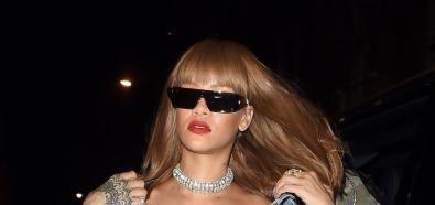 Rihanna na nagie ciało zarzuciła katane