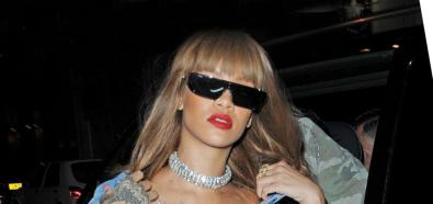 Rihanna na nagie ciało zarzuciła katane