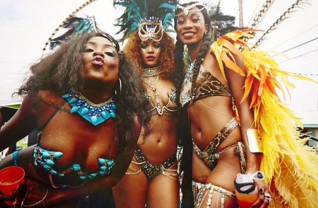 Rihanna wygina ciało na Barbadosie 