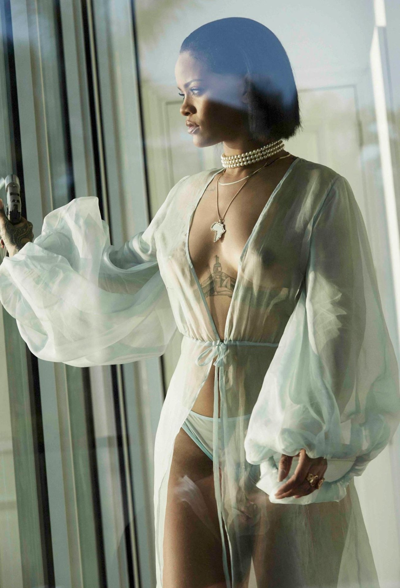 Rihanna topless! Znów rozebrała się do teledysku