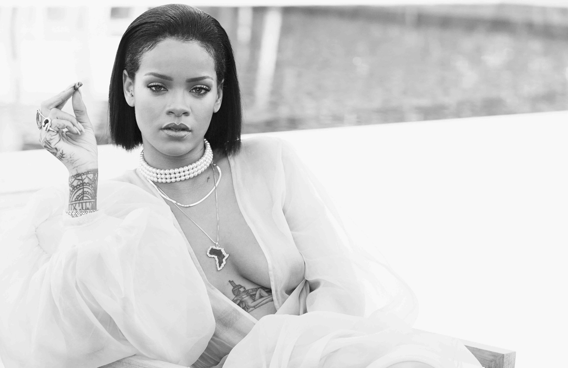 Rihanna topless! Znów rozebrała się do teledysku