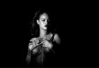 Rihanna topless w najnowszym teledysku "Kiss It Better"
