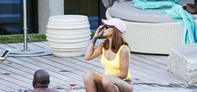 Rihanna w żółtym stroju kąpielowym