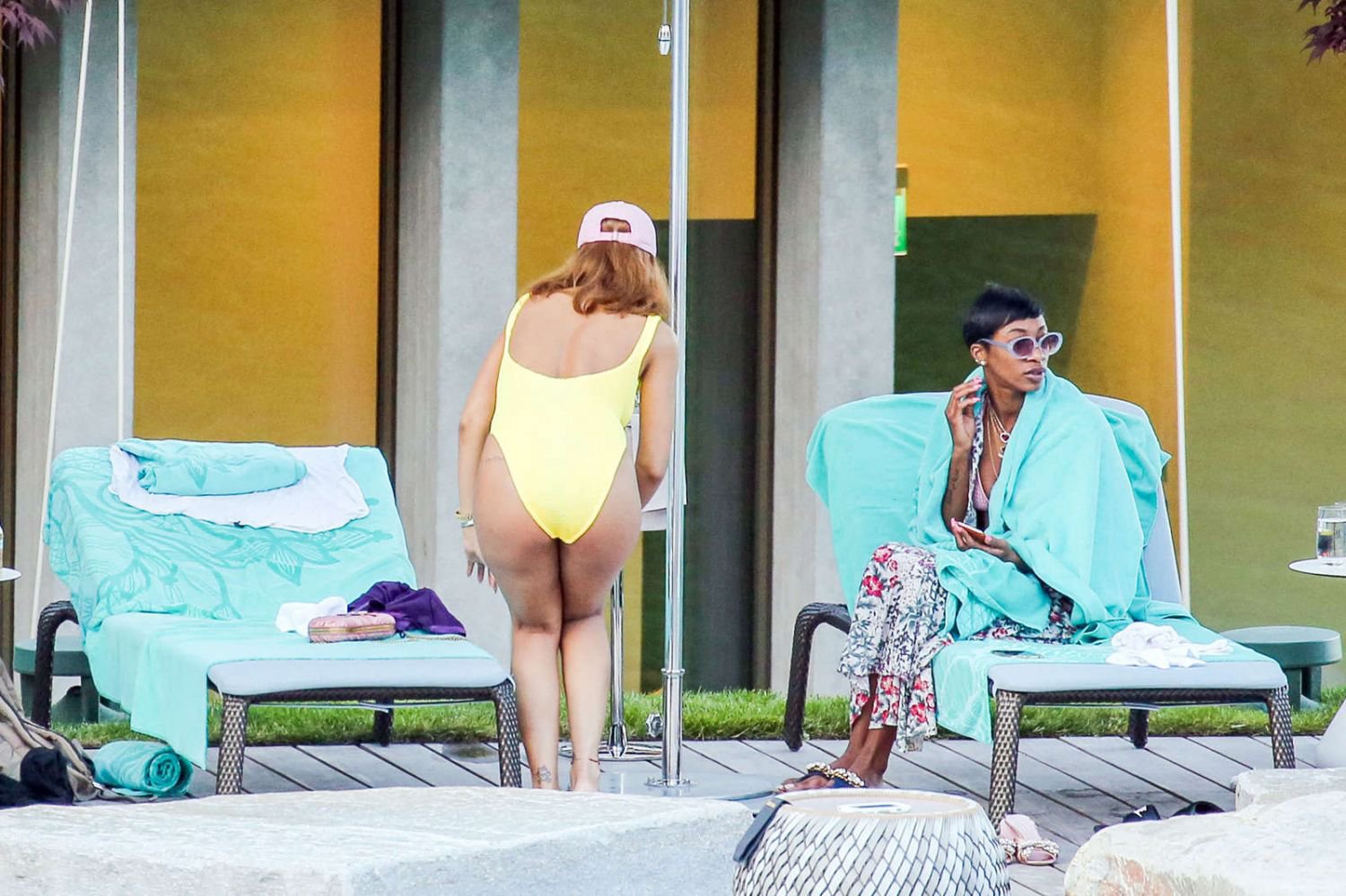 Rihanna w żółtym stroju kąpielowym