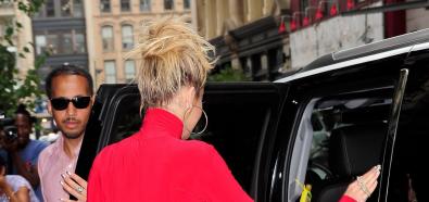 Rita Ora w obcisłym czerwonym kombinezonie