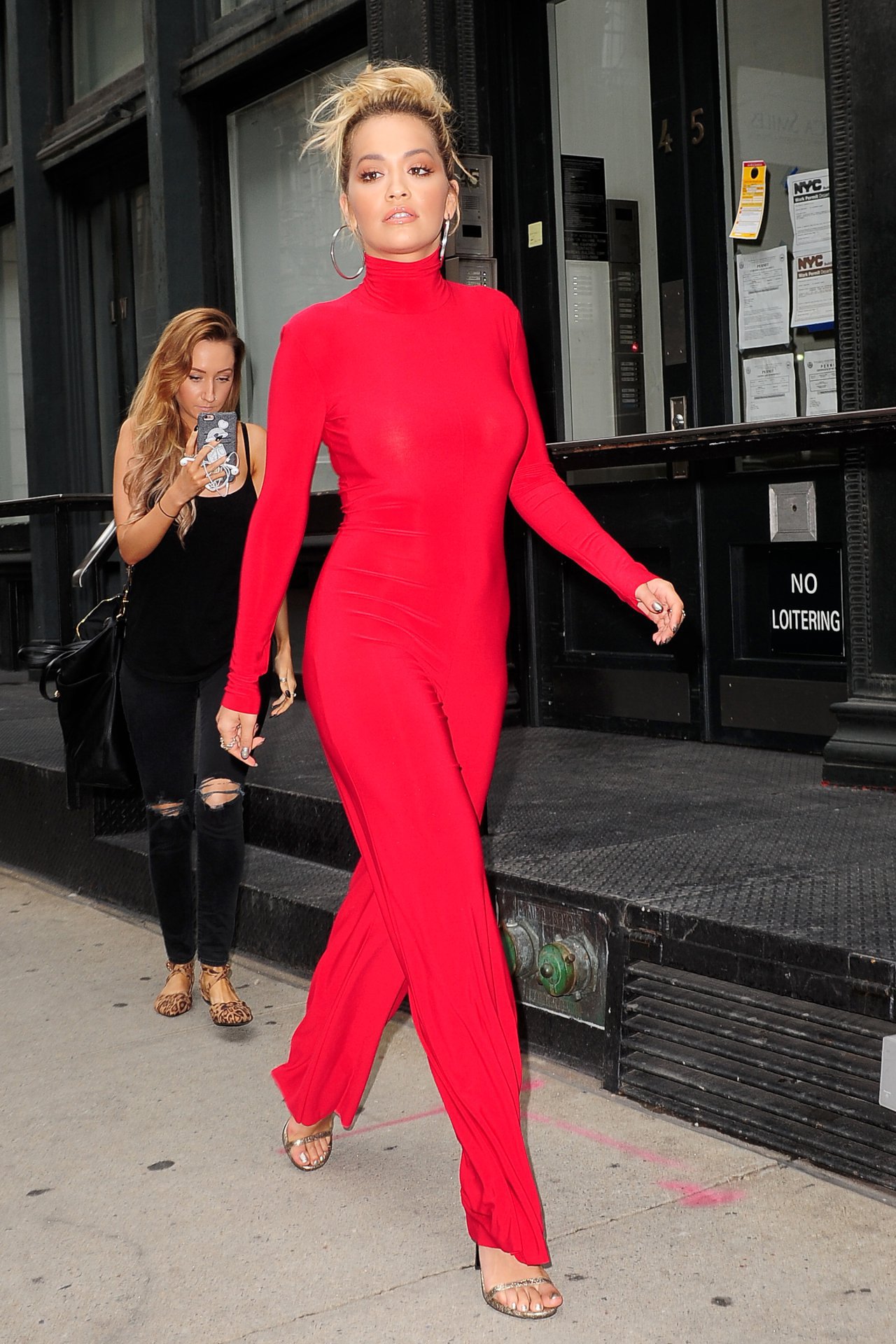 Rita Ora w obcisłym czerwonym kombinezonie
