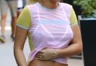 Rita Ora w potarganych szortach i kolorowej koszulce