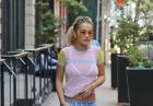 Rita Ora w potarganych szortach i kolorowej koszulce
