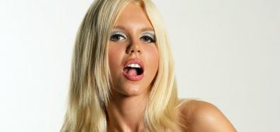 Katya Sambuca - rosyjska piosenkarka pozuje topless