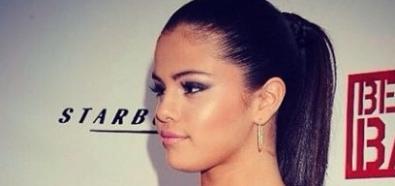 Selena Gomez wydyma usteczka i odsłania dekolt