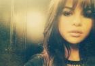 Selena Gomez wydyma usteczka i odsłania dekolt