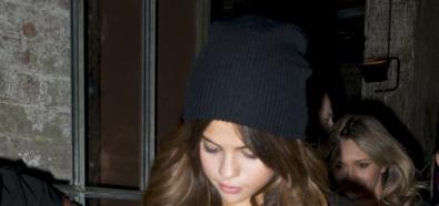 Selena Gomez bez stanika ale za to w czapce