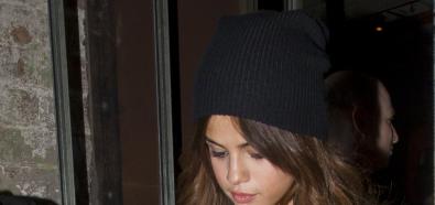 Selena Gomez bez stanika ale za to w czapce